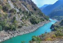 कल्कल बग्ने हिमाली नदी