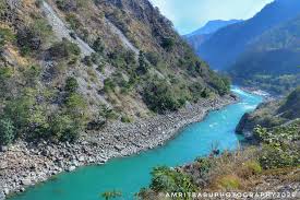 कल्कल बग्ने हिमाली नदी